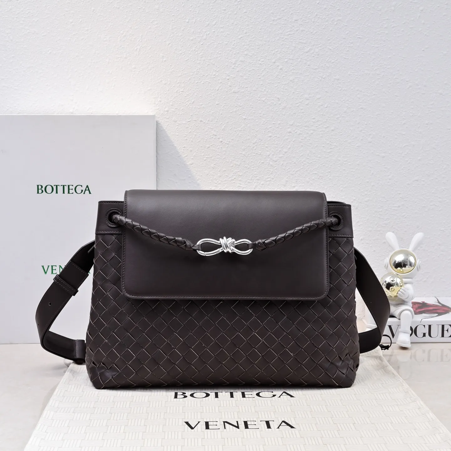 Batch 2460 #BV new men's Andiamo can be carried hand-held, on the shoulder or cross-body. It is a fashionable and versatile men's bag. The combination of lntrecciato woven iconic elements and smooth leather creates a unique cool style😎 The subtle luster and natural texture of the calfskin are high-end and fashionable. The flip-top design Knot shoulder straps and tough full leather shoulder straps are more private and can be used in more ways. No matter the size, it can accommodate a laptop, and it can be easily handled for daily commuting, business trips or travel. Model: 7715 Size: 37x26x13